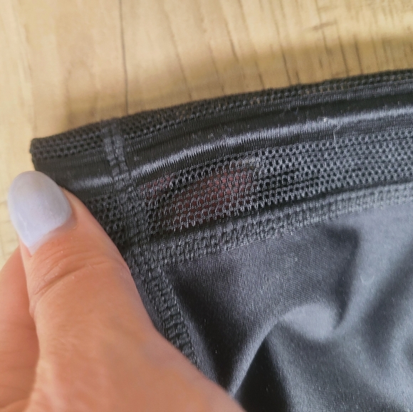 Fabletics black leggings with mesh side inserts EUC Size small - Picture 6 of 9